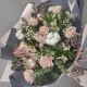 Новогодний букет из 7 розовых роз, 5 белых альстромерий, лимониума и нобилиса