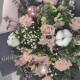 Новогодний букет из 7 розовых роз, 5 белых альстромерий, лимониума и нобилиса