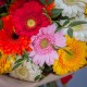 Букет из 25 гербер микс с зеленью