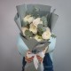 Букет из 7 белых ранункулюсов с эвкалиптом