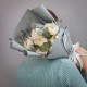 Букет из 7 белых ранункулюсов с эвкалиптом