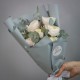 Букет из 7 белых ранункулюсов с эвкалиптом