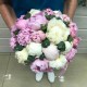 Композиция из 25 белых и розовых пионов в шляпной коробке с зеленью