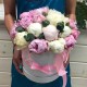 Композиция из 25 белых и розовых пионов в шляпной коробке с зеленью