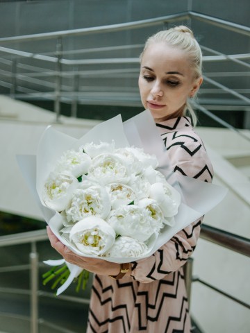 Букет из 15 белых пионов