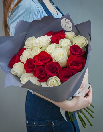 25 красно-белых роз, Эквадор 50 см