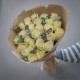25 белых роз с эвкалиптом Премиум 60 см