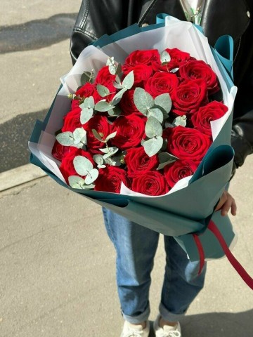 19 красных роз с эвкалиптом, Эквадор 50 см