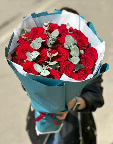 19 красных роз с эвкалиптом 60 см
