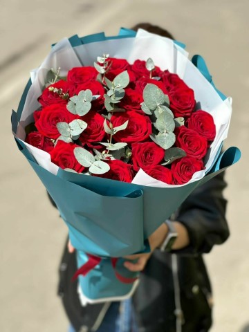 19 красных роз с эвкалиптом 60 см