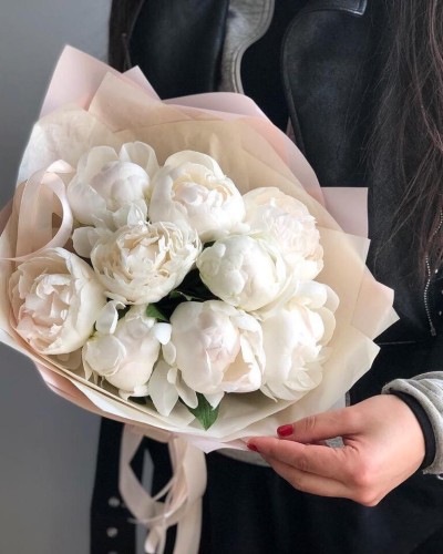 9 белых пионов 9 белых пионов