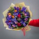 Букет из 15 ирисов и 18 тюльпанов с фисташкой